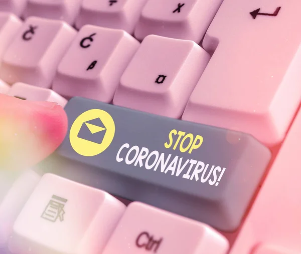 Textskylt som visar stoppa Coronavirus. Konceptuell bild Sjukdom medvetenhet kampanj kämpar för att minska COVID19 fall Vit dator tangentbord med tomt anteckningspapper ovanför vit nyckel kopiera utrymme. — Stockfoto