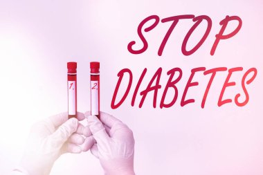 Dur Diyabetini gösteren bir mesaj. Kavramsal fotoğraf, kan örneği şişesindeki yüksek glikoz seviyesinin tıbbi inceleme için hazır olmasını engelliyor..