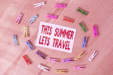 Bu Yaz Seyahati 'ni gösteren metin işareti. Tatilde bir yerden başka bir yere kavramsal fotoğraf seyahati. Renkli çamaşır iğnesi kağıtları boş hatırlatıcı ahşap zemin ofis..