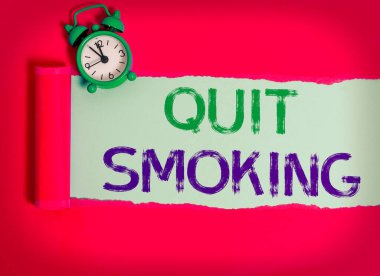 Sigarayı bıraktığını gösteren bir not yazıyorum. Tütün içmeyi durdurma ya da durdurma sürecini gösteren bir iş fotoğrafı. Ahşap klasik bir masanın üzerinde parçalanmış karton rulo..