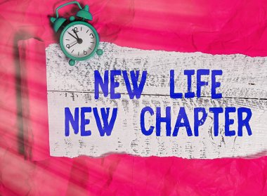 Kelime yazma metni Yeni Hayat Bölümü. Markanın ya da iş dünyasının modifiye edilmesi için iş konsepti. Değişiklik fırsatları. Yırtılmış karton rulo halinde, klasik bir masa arkaplanının üzerine yerleştirilmiş..