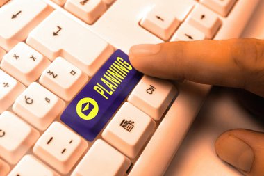 El yazısı metni planlama. İstenen sonuçları elde etmek anlamına gelen kavram, beyaz tuş alanının üzerinde boş not kağıdı bulunan ilk ve en önemli pc klavyesidir.
