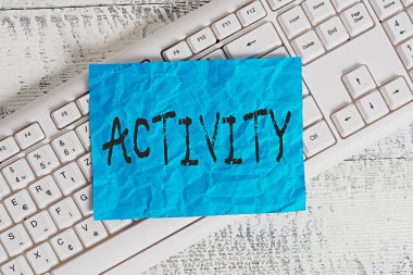 Etkinliği gösteren metin işareti. Kavramsal fotoğraf. Beyaz klavye ofis malzemeleri boş dikdörtgen şekilli kağıt hatırlatıcı ahşap gibi birçok şeyin meydana geldiği ya da hareket ettiği durum..