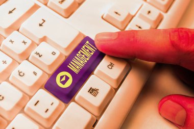 El yazısı Metin Yönetimi. Beyaz tuş boşluğunun üzerinde boş not kağıdı olan nesneleri yönetme veya kontrol etme yetkisine sahip kavram.