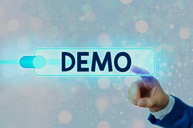 Demo 'yu gösteren kavramsal el yazısı. İş fotoğrafı görüntüleme ifadesi, web veri güvenlik uygulaması sistemi için görsel iletişim yansıması grafikleri asma kilidini gösterir.