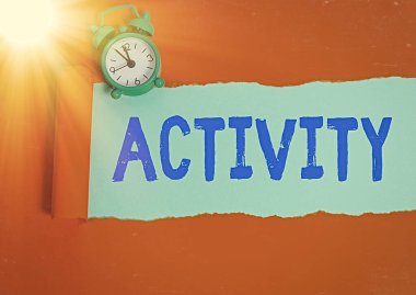 Etkinliği gösteren metin işareti. Kavramsal fotoğraf. Pek çok şeyin meydana geldiği ya da yuvarlanan yırtık karton parçalarının ahşap bir masanın üzerine yerleştirildiği durum..