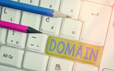 Alan adını gösteren kavramsal el yazısı. İdari özerklik alanı tanımlayan iş fotoğrafı metin tanımlama dizgesi beyaz tuş alanının üzerinde boş not kağıdıyla beyaz pc klavye.