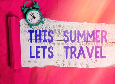 Bu Yaz Kelime Yazı Seyahati. Tatilde bir yerden başka bir yere seyahat için iş konsepti Tahta bir klasik masa arkaplanının üzerine yerleştirilmiş parçalanmış karton..