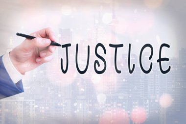 Adaleti gösteren kavramsal el yazısı. Adil muameleyi desteklemek için kanun standartlarına göre belirlenen gücün iş metni kullanımı İş dünyasındaki önemli ayrıntıları gösteren ekran ekranına dokunun.