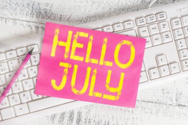 El yazısı. Merhaba July. Gelecek tatil ayı için heyecan ifadesi anlamına gelen kavram Beyaz klavye ofisi boş dikdörtgen şekilli kağıt anımsatıcı tahtayı sağlar.
