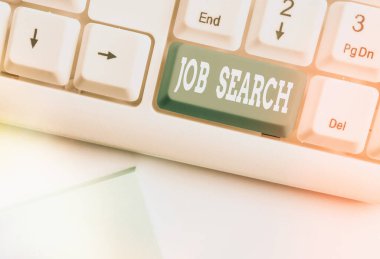 İş Arama 'yı gösteren kavramsal el yazısı. İş fotoğrafı iş açılışları için kaynak oluşturma eylemi metni ve beyaz tuş alanının üzerinde boş not kağıdı olan bir pozisyon için başvuru.