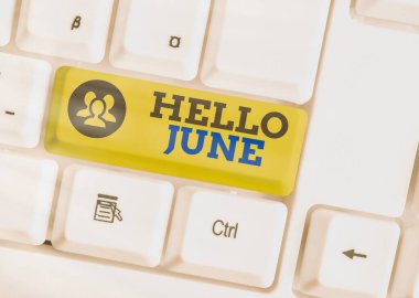Mesaj işareti Hello June 'u gösteriyor. Eğlence ve maceralar için etkinliklerinizi planlamak için yeni bir ay içinde kavramsal fotoğraf beyaz tuş alanının üzerinde boş not kağıdı olan beyaz pc klavye.