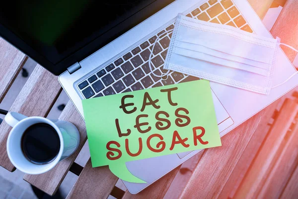Szóírás szöveg Egyél kevesebb cukrot. Üzleti koncepció a cukorbevitel csökkentésére és az egészséges táplálkozásra gazdag élelmiszerek fogyasztására Orvosi felszerelések jegyzékkel az egészségi állapot értékeléséhez. — Stock Fotó