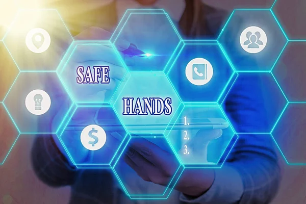 Słowo pisze tekst "Bezpieczne ręce". Koncepcja biznesowa zapewniająca sterylność i czystość dłoni do odkażania Siatki i różne konfiguracje ikon najnowszej koncepcji technologii cyfrowej. — Zdjęcie stockowe