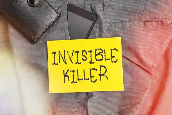 Texto de escritura de palabras Asesino invisible. Concepto de negocio para la presencia en el aire de una sustancia que son perjudiciales dispositivo Smartphone dentro de los pantalones bolsillo frontal con billetera y papel de nota . —  Fotos de Stock