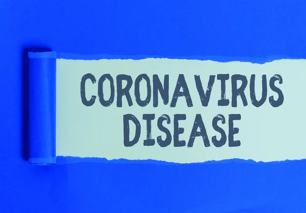 Coronavirus disease 을 보여 주는 텍스트 사인. 신종 바이러스 SARSCoV2 Rolled 찢어진 판지를 나무로 된 고전적 인 테이블 백 그라운드 위에 놓음으로써 발생하는 질병으로 정의 된 콘셉트 사진. — 스톡 사진