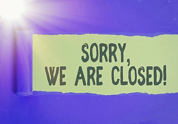 Текстовый знак "Извините, мы закрыты". Концептуальные фото извиняются за то, что закрыли бизнес на определенное время Роллированный разорванный картон помещен над деревянным классическим столом . — стоковое фото