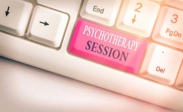 Word writing text Psychotherapy Session. Geschäftskonzept für Sitzungsreihen bei der Behandlung psychischer Probleme Weiße PC-Tastatur mit leerem Notizpapier über weißem Kopierraum. — Stockfoto