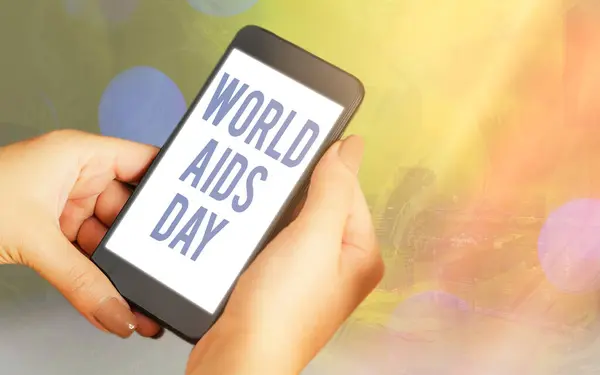 Handstilstext Världsaidsdagen. Begreppet innebär en internationell dag för att öka medvetenheten om AIDS pandemi Moderna prylar med vit skärm under färgglada bokeh bakgrund. — Stockfoto