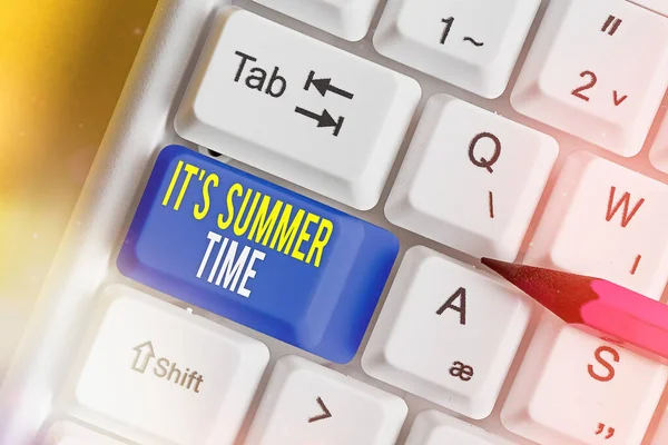 Textskylt med texten It S Summer Time. Konceptuell fotosäsong för skoj och spänning njuter av soligt väder Vit dator tangentbord med tomt anteckningspapper ovanför vit nyckel kopiera utrymme. — Stockfoto