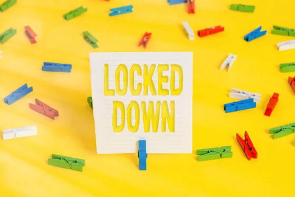 Escritura conceptual que muestra a Locked Down. Foto de negocios mostrando medida de emergencia que muestra impedido de área restringida Papeles de pinza de ropa de colores vacía recordatorio amarillo piso oficina . — Foto de Stock