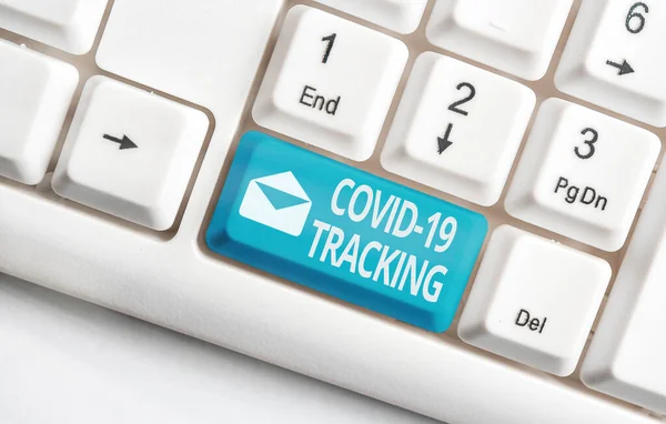 Scrittura concettuale a mano che mostra Covid 19 Tracking. Testo della foto aziendale Processo distintivo dei possibili individui infetti Tastiera bianca del pc con carta nota vuota sopra lo spazio di copia del tasto bianco. — Foto Stock