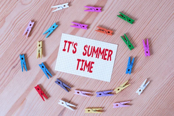 Segno di testo che mostra S Summer Time. Stagione fotografica concettuale per divertimento ed eccitazione godendo il tempo soleggiato Carte colorate clothespin promemoria vuoto pavimento in legno fondo ufficio. — Foto Stock