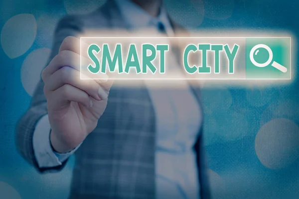 Piszę notatkę z Smart City. Zdjęcie biznesowe przedstawiające obszar miejski wykorzystujący technologie komunikacyjne do zbierania danych Wyszukiwarka stron internetowych futurystyczne połączenie sieciowe technologii informatycznych. — Zdjęcie stockowe