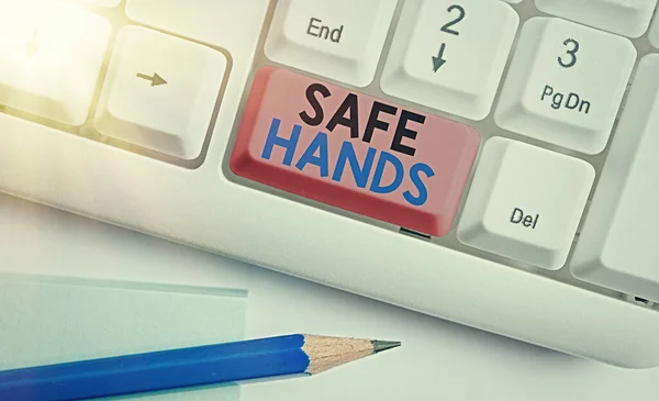 Handschrift tekst schrijven Safe Hands. Concept betekent Zorgen voor de steriliteit en netheid van de handen voor decontaminatie Witte pc toetsenbord met lege nota papier boven witte toets kopieerruimte. — Stockfoto