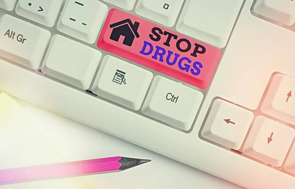 Schrijfbriefje met Stop Drugs. Zakelijke foto presentatie maakte een einde aan de afhankelijkheid van stoffen zoals heroïne of cocaïne Witte pc toetsenbord met lege nota papier boven witte toets kopieerruimte. — Stockfoto
