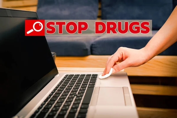 Signo de texto que muestra Stop Drugs. Foto conceptual pone fin a la dependencia de sustancias como la heroína o la cocaína Contaminación en aparatos electrónicos sufaces controlados por desinfectante . — Foto de Stock