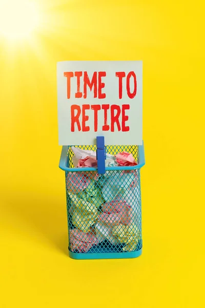 Konceptuell handstil som visar Time To Retire. Företagsfoto text bank sparkonto, försäkring, och pensionsplanering Papperskorgen skrynkliga papper klädnypa kontorsvaror gul. — Stockfoto