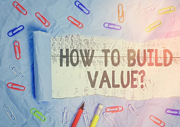 Kézírás szövegírás How To Build Value Question. Koncepció jelentése lépések épület ügyfelek közötti kapcsolat Rolled szakadt karton felett elhelyezett fa klasszikus asztali háttér. — Stock Fotó