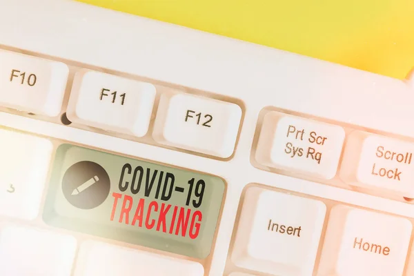 Signo de texto que muestra el seguimiento de Covid 19. Foto conceptual Proceso distintivo de los posibles individuos infectados Teclado de PC blanco con papel de nota vacío sobre el espacio de copia de tecla blanca . —  Fotos de Stock