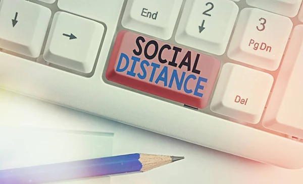 Handschrift tekst schrijven Social Distance. Concept betekent mate van acceptatie van algemene interactie van individuen Witte pc toetsenbord met lege nota papier boven witte toets kopieerruimte. — Stockfoto