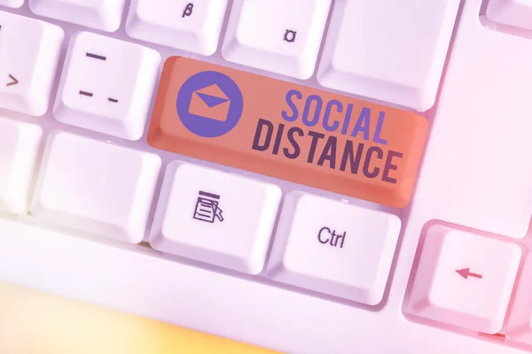 Texte indiquant la Distance Sociale. Photo conceptuelle degré d'acceptation de l'interaction générale des individus Clavier pc blanc avec papier de note vide au-dessus de l'espace de copie de clé blanche. — Photo