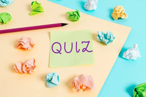 Parola che scrive testo Quiz. Concetto di business per forma di gioco in cui i giocatori tentano di rispondere correttamente alle domande carte spiegazzate colorate vuoto promemoria blu giallo sfondo molletta. — Foto Stock