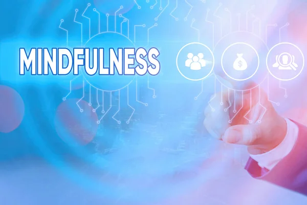 Escribiendo nota mostrando Mindfulness. Foto de negocios mostrando el estado de ánimo alcanzado por la concentración de uno es la atención Control del administrador del sistema, configuración de engranajes herramientas concepto . — Foto de Stock