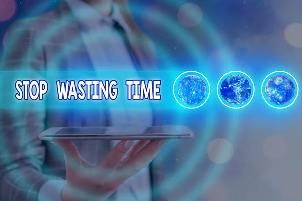 Slovo psaní textu Stop plýtvání časem. Business koncept pro organizaci plánu řízení umožňuje to Spustit nyní futuristické ikony sluneční soustavy. Prvky tohoto snímku poskytla NASA. — Stock fotografie