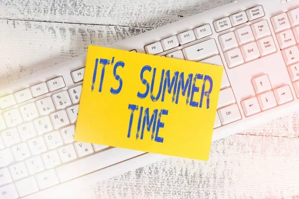 Handschrifttekst It S Summer Time. Concept betekent seizoen voor plezier en opwinding genieten van het zonnige weer Witte toetsenbord kantoor levert lege rechthoekige papier herinnering hout. — Stockfoto