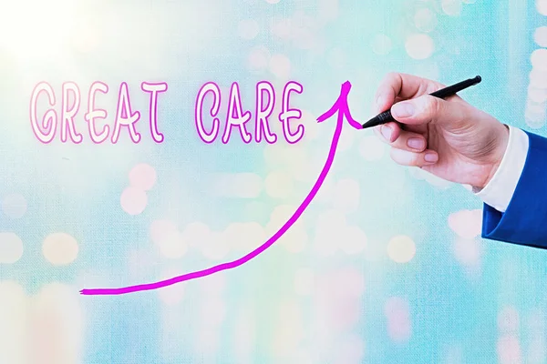Piszę notatkę z "Great Care". Business photo showcasing zwracający uwagę, uwagę, miłość i komfort wobec innych Cyfrowa krzywa strzałki oznaczająca koncepcję rozwoju. — Zdjęcie stockowe