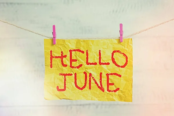 Ordskrivning text Hej June. Affärsidé för en ny månad för att planera dina aktiviteter för skoj och äventyr Klädstreck klädnypa rektangel format papper påminnelse vitt trä skrivbord. — Stockfoto