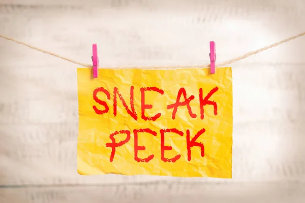 Szóírás sms-t Sneak Peek. Üzleti koncepció látni, mielőtt hivatalosan bemutatják vagy nyilvánosságra hozzák Ruhaszárító téglalap alakú papír emlékeztető fehér fa íróasztal. — Stock Fotó