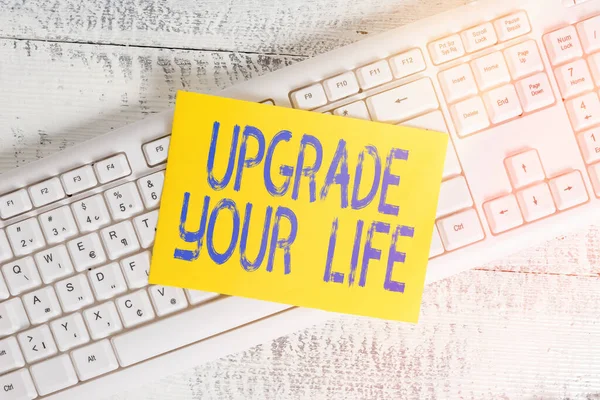 Kézírás szöveg Upgrade Your Life. Koncepció jelentése javítja az életmód egyre gazdagabb és boldogabb Fehér billentyűzet irodai kellékek üres téglalap alakú papír emlékeztető fa. — Stock Fotó