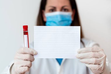 Laboratuvar Deneyi için Tıbbi Cübbe Eldiveni Giyen Adam. Sağlık Durumu Analizi İçin Kan Test Tüpü Tutuluyor