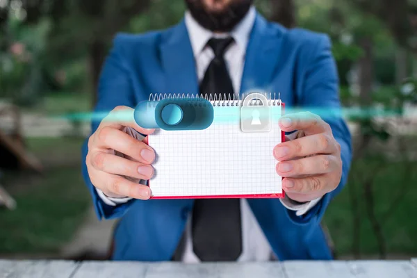 Grafiken der neuesten digitalen Technologie zum Schutz von Daten Vorhängeschloss-Sicherheit auf dem virtuellen Display. Geschäftsmann mit Schloss zu sichern. — Stockfoto