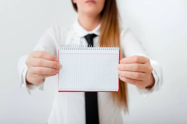 Modell bär Bussiness Corporate Attire Illustrera olika vinklar skott håller Tom kopiera utrymme av bärbara papper tillbehör och modern Gadget — Stockfoto