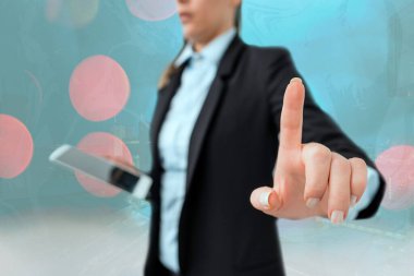 Bulanık Kalemle İşle İlgili Özellikleri Belirten Kişi. Önemli Ayrıntıları Seçme ve Dijital Uygulama Üzerine Dokunma Ekranı Tartışması.