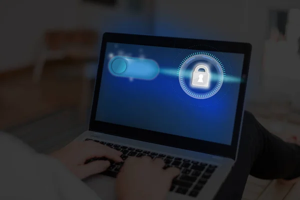 Afbeeldingen van de nieuwste digitale technologie Bescherming van gegevens hangslotbeveiliging op het virtuele display. Zakenman met slot te beveiligen. — Stockfoto