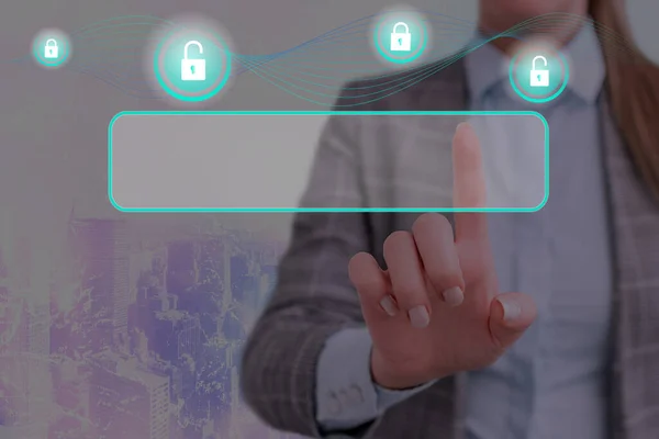 Gráficos de la última tecnología digital de protección de datos candado de seguridad en la pantalla virtual. Empresario con cerradura para asegurar . — Foto de Stock